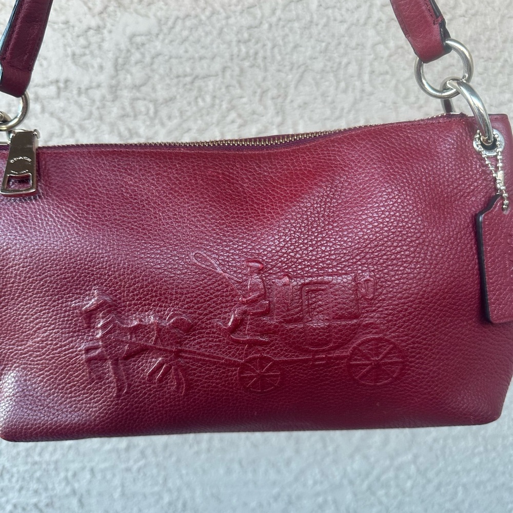 𝓒𝓞𝓐𝓒𝓗 Embossed Horse & Carriage shoulder bag - Picture 13 of 16